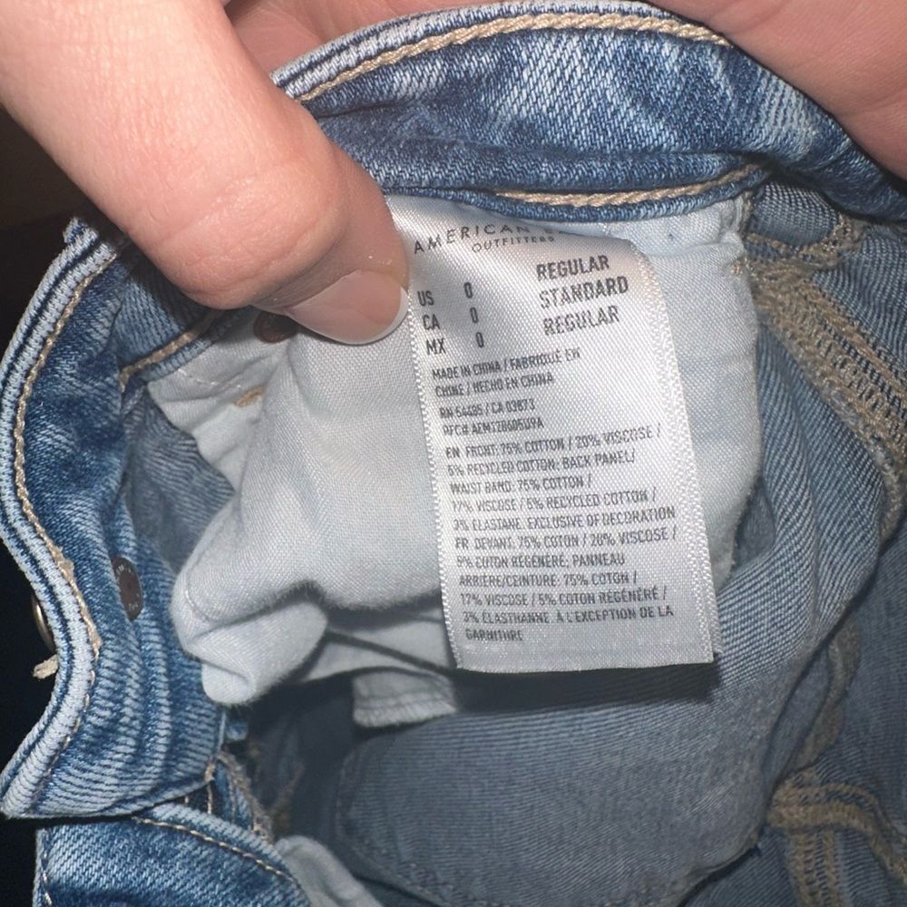 American Eagle Outfitters (0) Light Wash Distressed Mom Jeans with Stretch - Picture 8 of 8